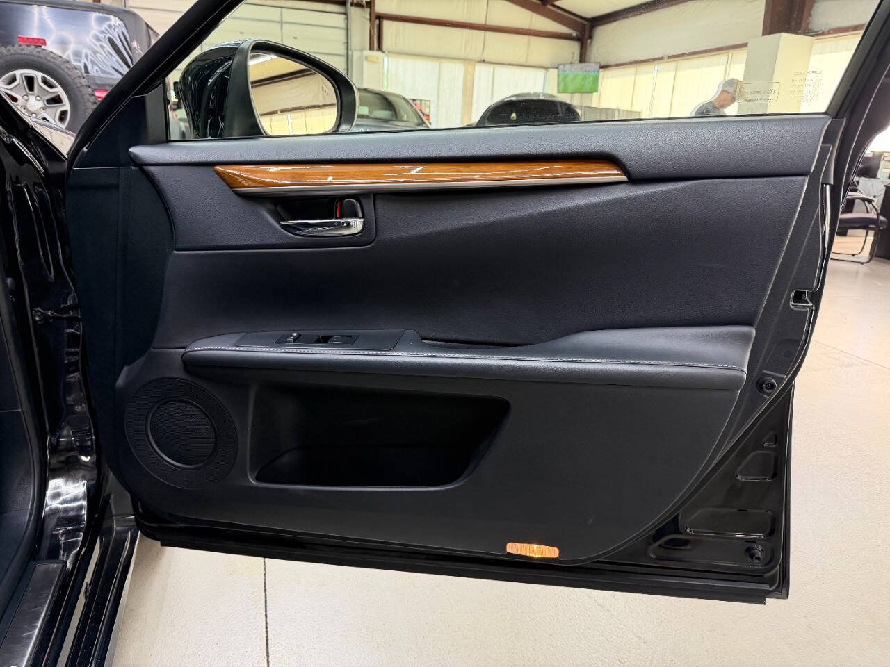 Used 2015 Lexus ES 300h w/ Navigation System Package FWD image 16