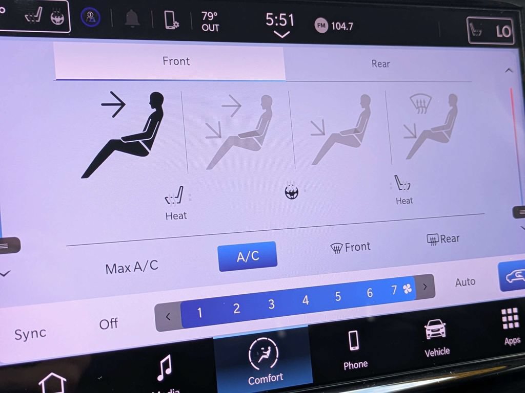 Used 2024 Chrysler Pacifica Touring-L FWD image 23