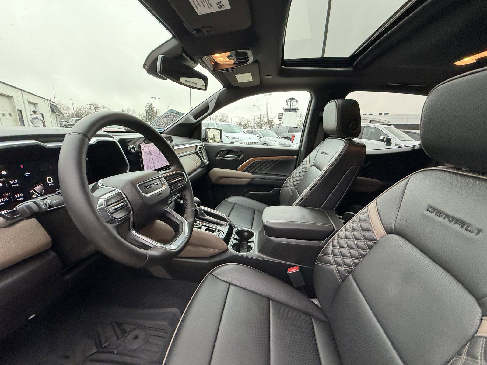 Used 2025 GMC Canyon Denali image 4