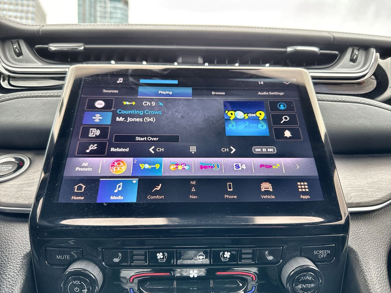 Used 2024 Jeep Grand Cherokee Overland w/ Luxury Tech Group IV image 18