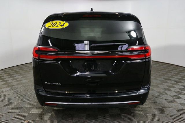 Used 2024 Chrysler Pacifica Touring-L FWD image 8