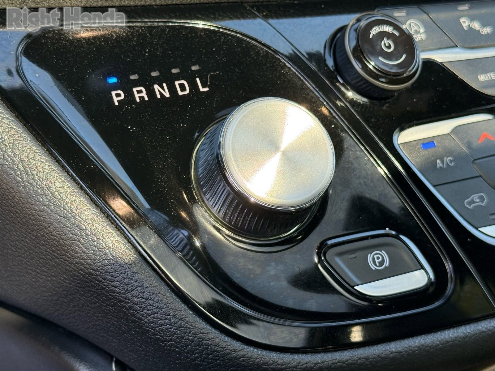 Used 2025 Chrysler Pacifica Limited image 24