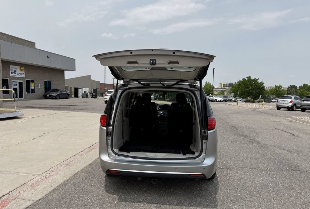 Used 2018 Chrysler Pacifica Touring-L FWD image 8