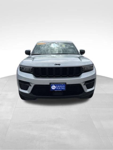 Used 2025 Jeep Grand Cherokee Altitude AWD/4WD image 10