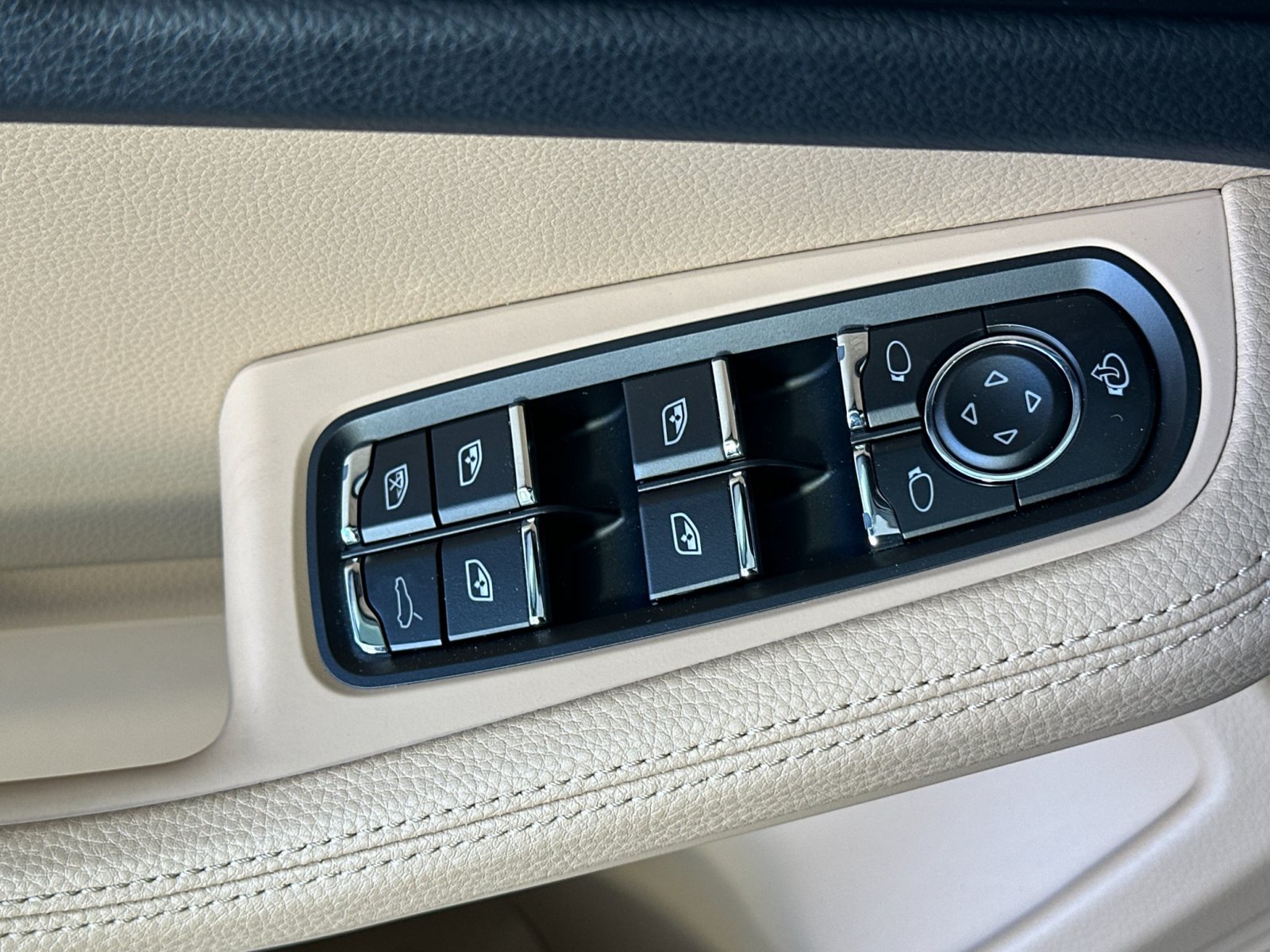 Certified 2026 Porsche Macan AWD/4WD image 13