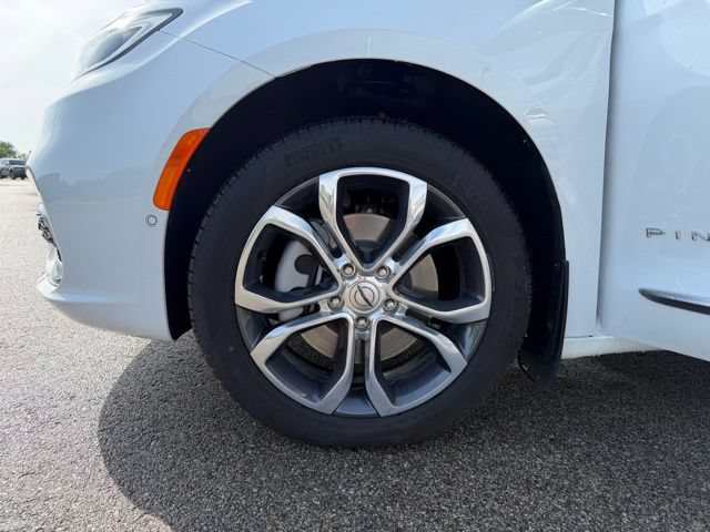Used 2025 Chrysler Pacifica Pinnacle w/ Trailer Tow Group AWD/4WD image 44