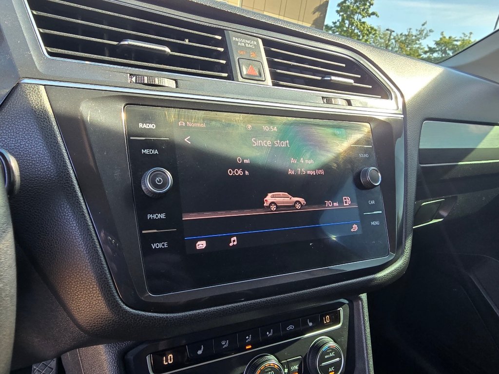 Used 2020 Volkswagen Tiguan SEL AWD/4WD image 25