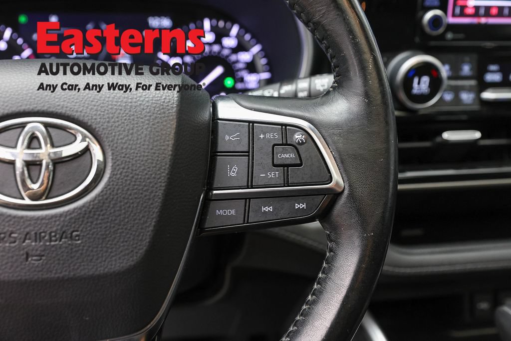 Used 2021 Toyota Highlander XLE AWD/4WD image 16