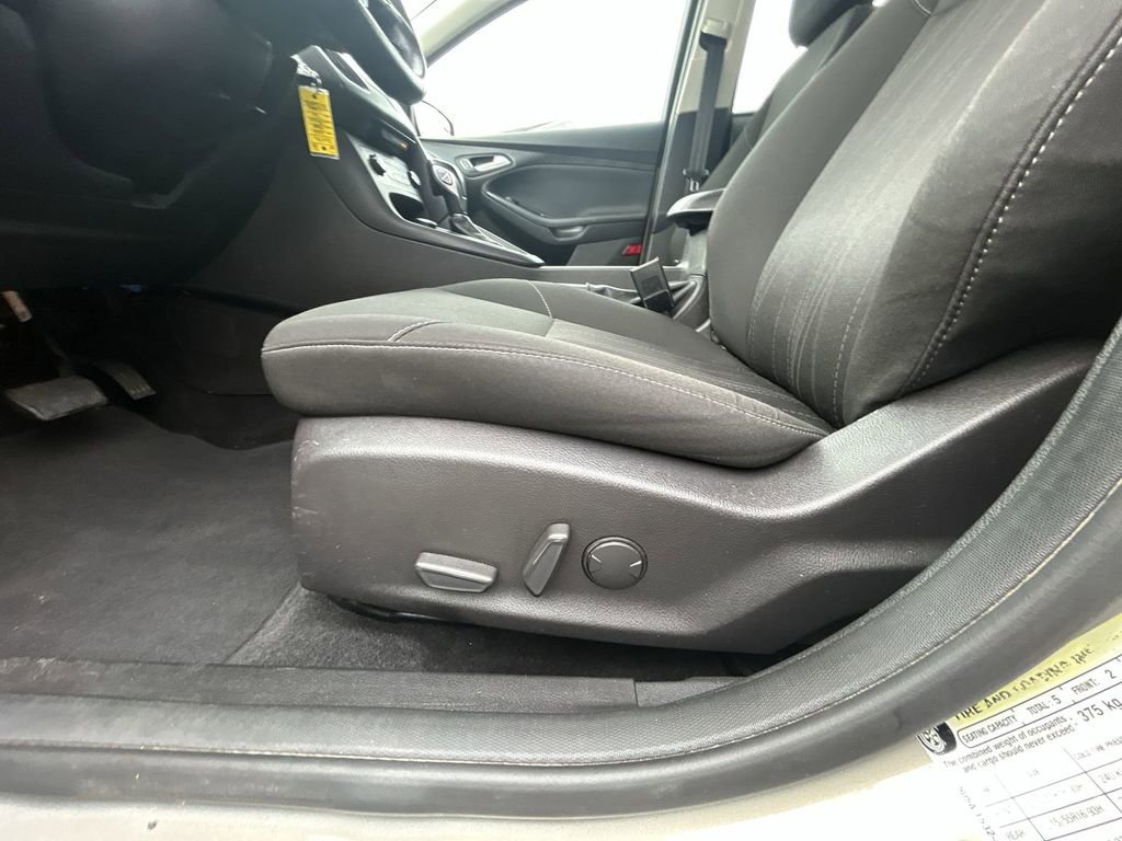 Used 2016 Ford Focus SE w/ SE Cold Weather Package image 12
