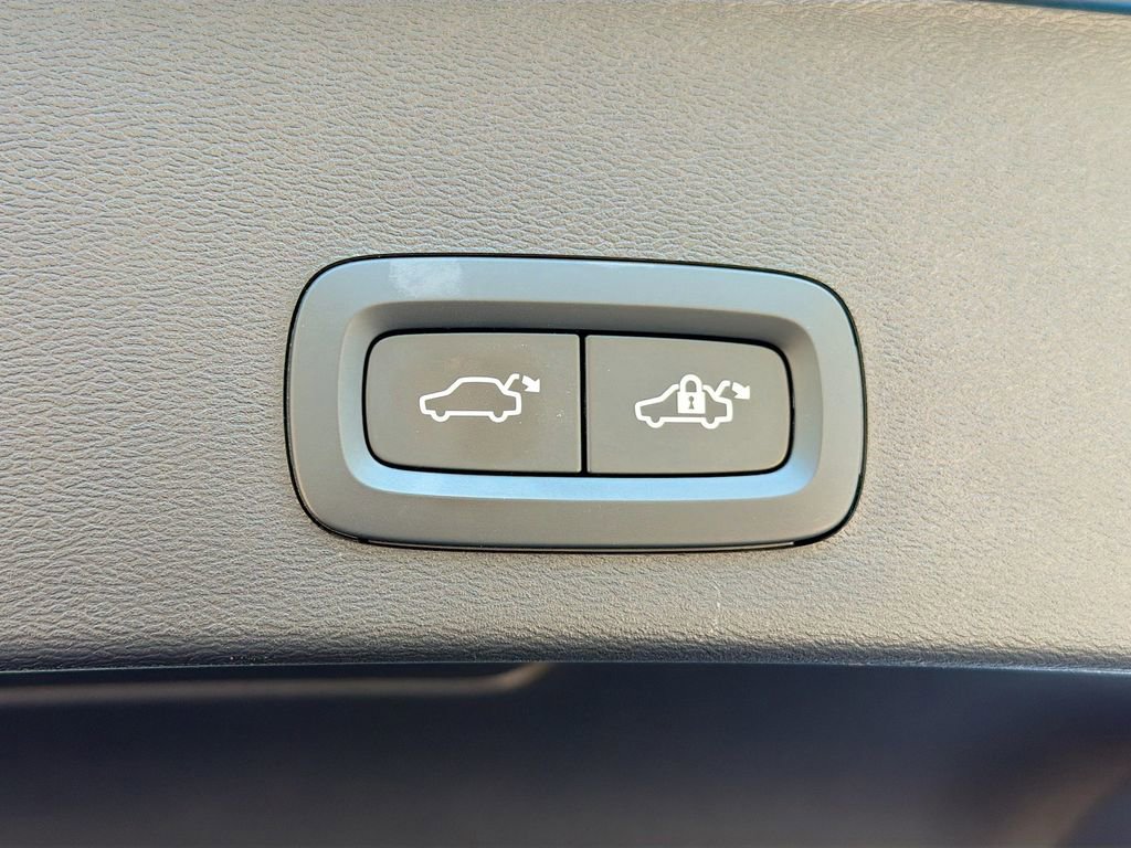 Used 2025 Volvo XC40 B5 Plus image 35