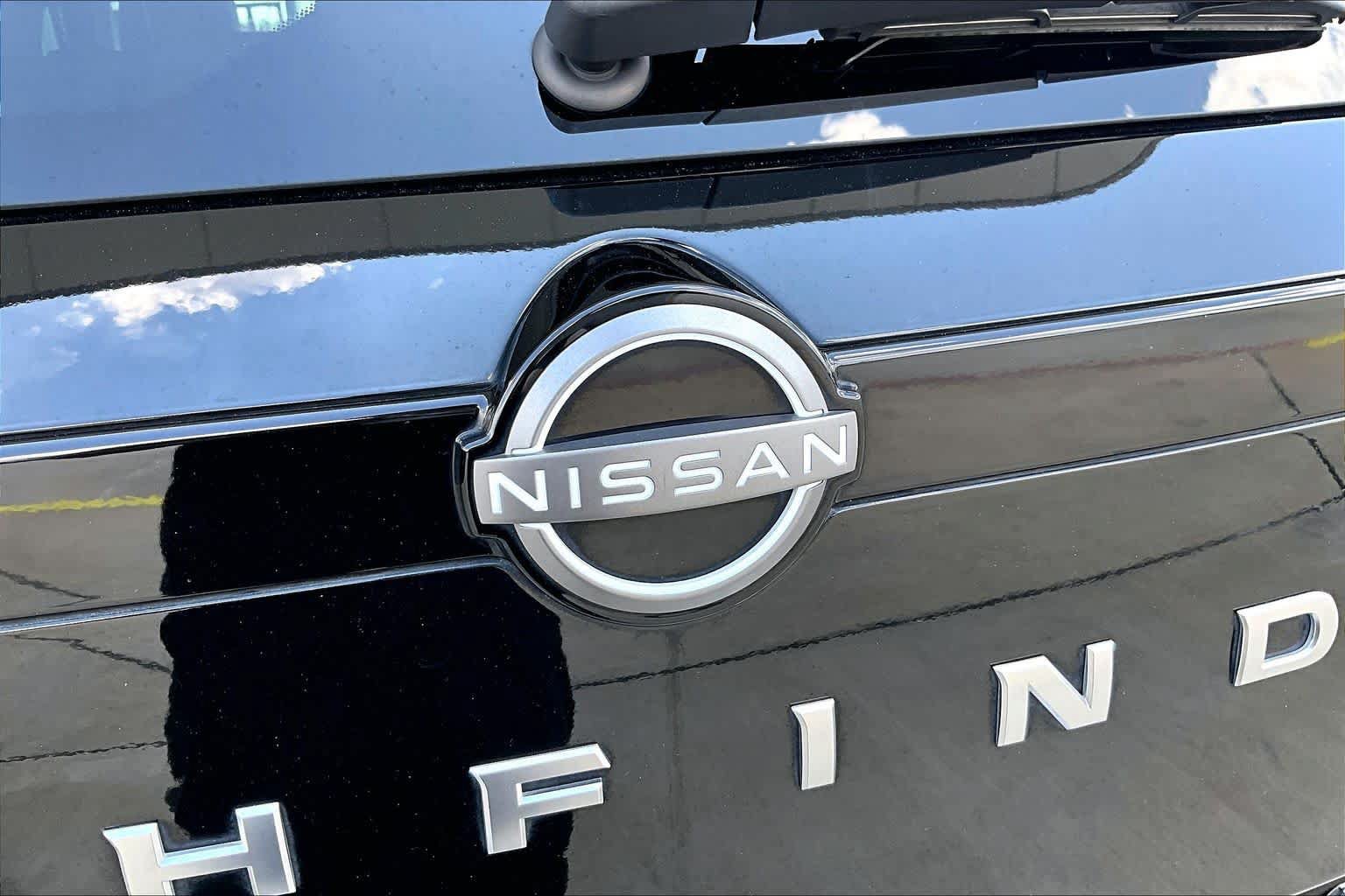 Used 2023 Nissan Pathfinder Platinum w/ Cargo Package AWD/4WD image 10