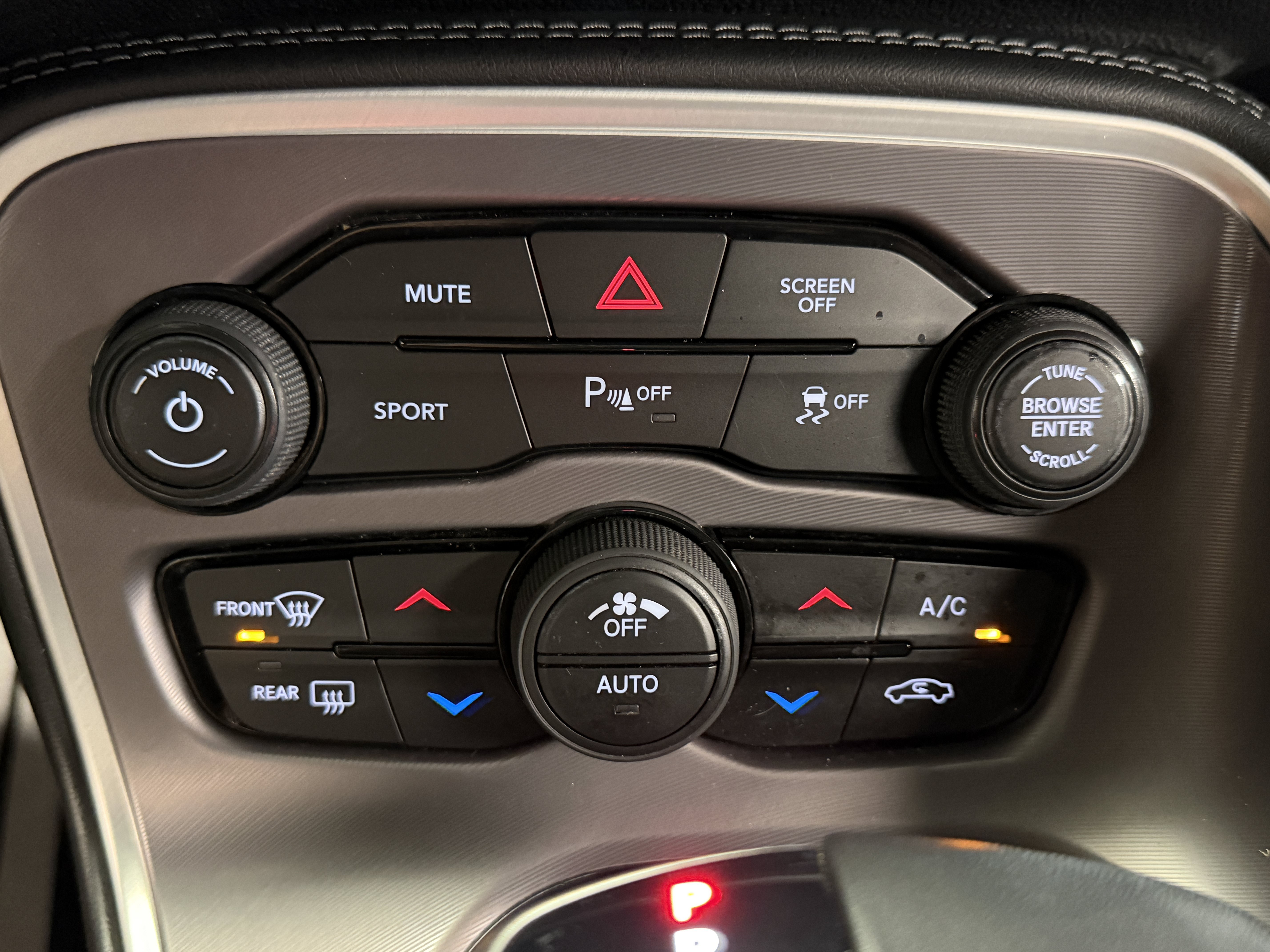 Used 2022 Dodge Challenger SXT w/ Driver Convenience Group RWD image 11
