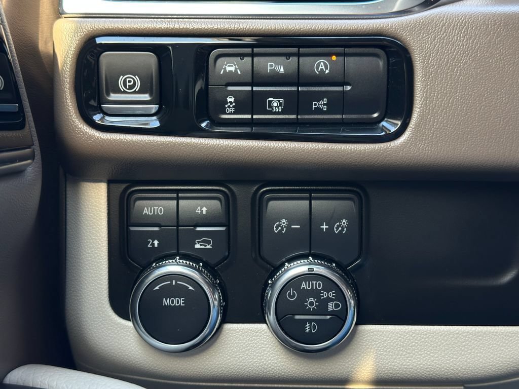 Used 2025 GMC Yukon XL Denali w/ Sun & Power Step Package AWD/4WD image 25
