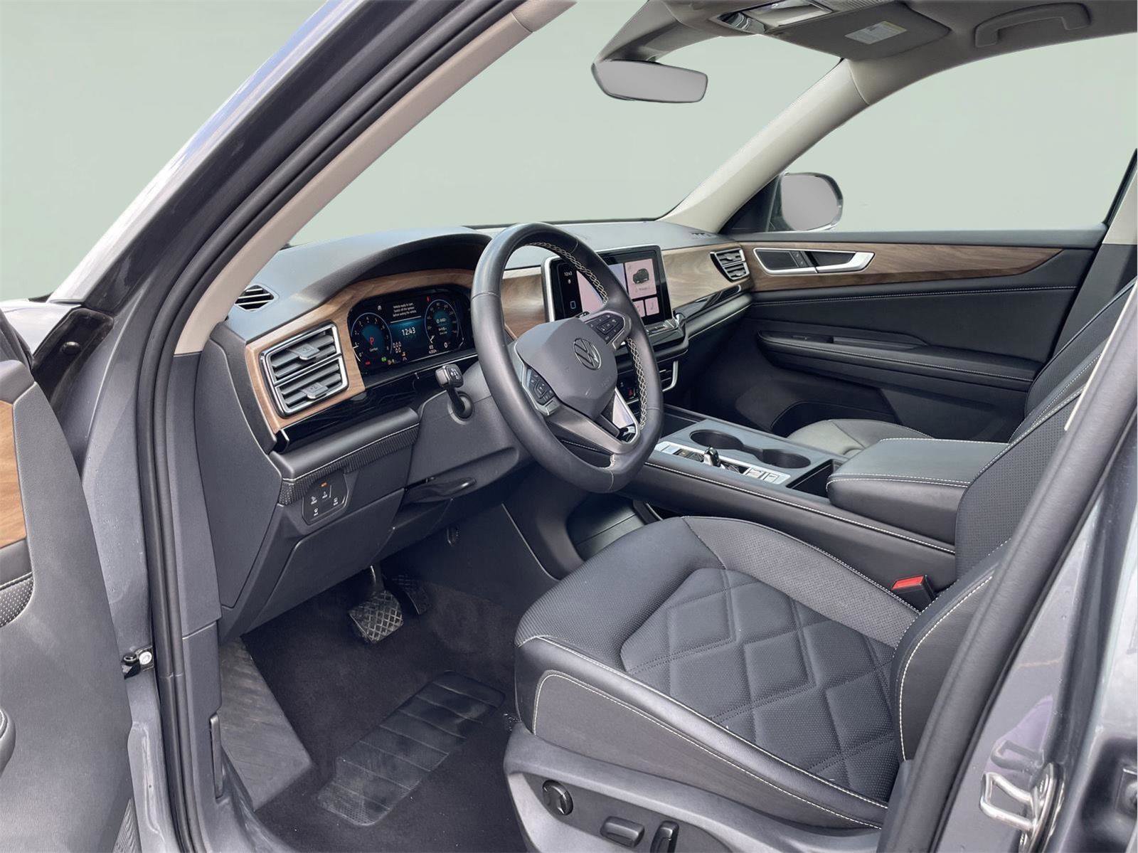 Used 2024 Volkswagen Atlas SE image 12