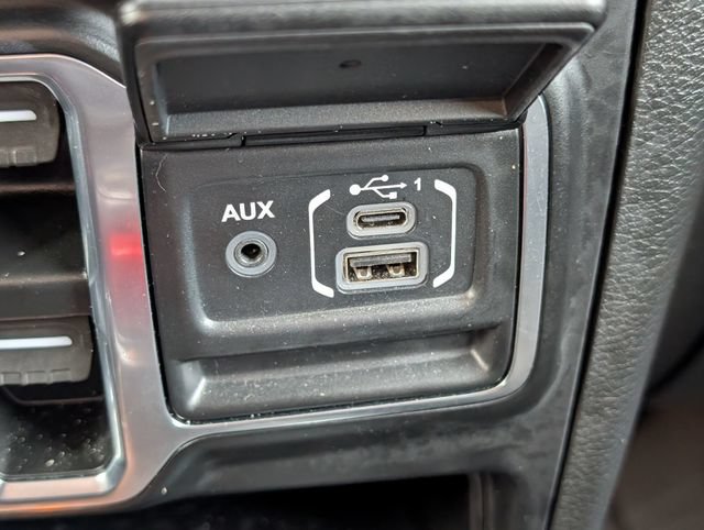 Used 2022 Jeep Wrangler Unlimited Sahara w/ Safety Group AWD/4WD image 33