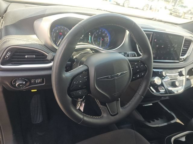 Used 2023 Chrysler Pacifica Touring FWD image 8