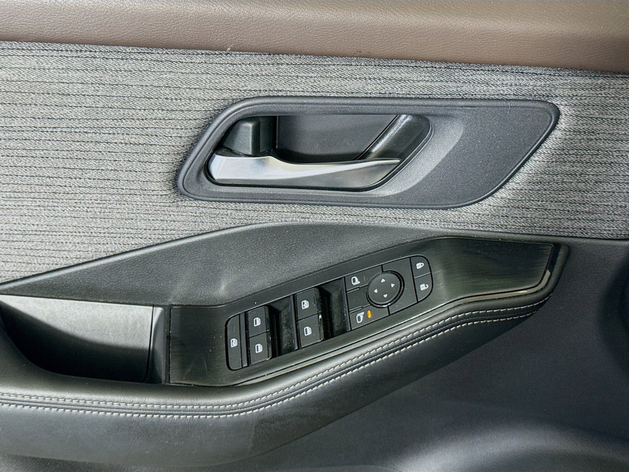 Used 2023 Nissan Rogue SV FWD image 24