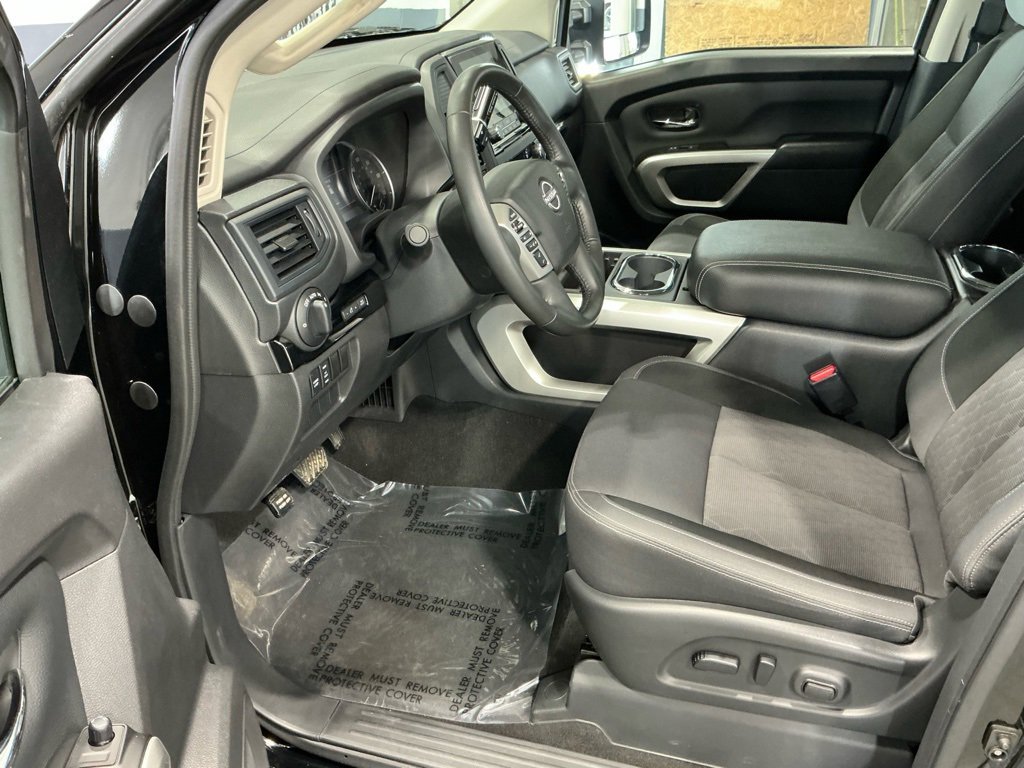 Used 2024 Nissan Titan SV w/ SV Convenience Package image 3