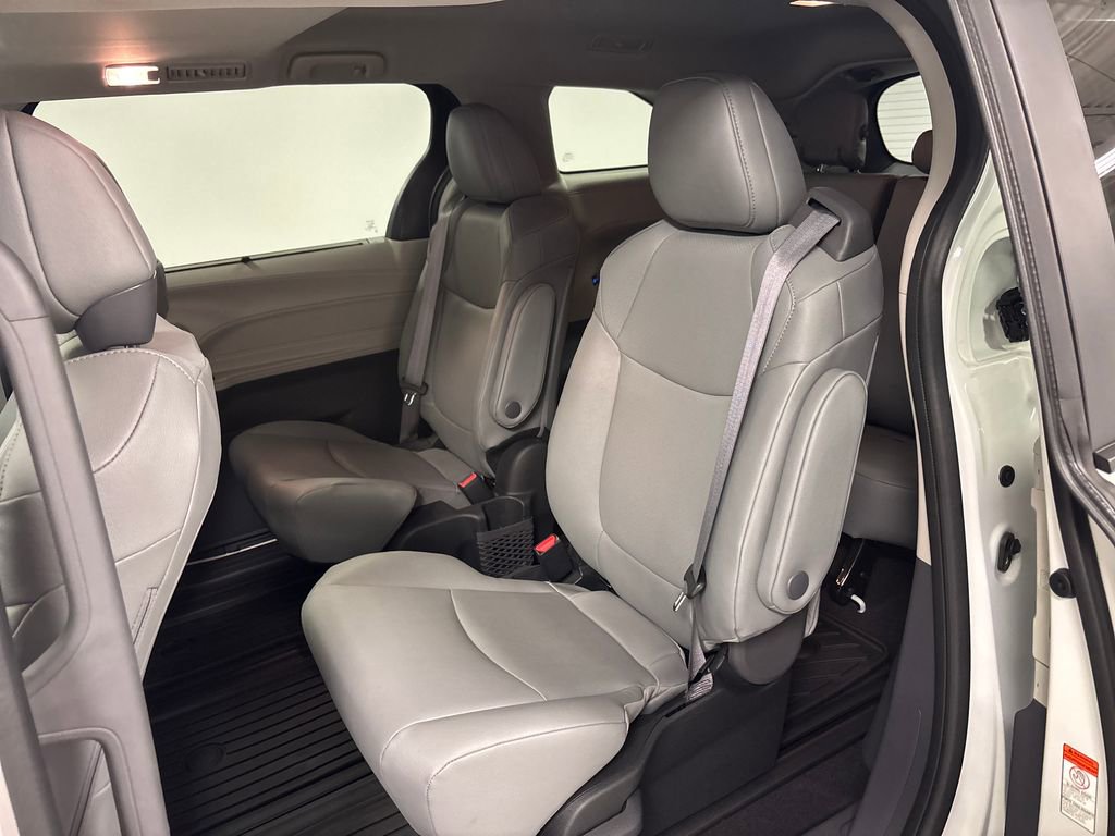 Used 2024 Toyota Sienna XLE FWD image 45