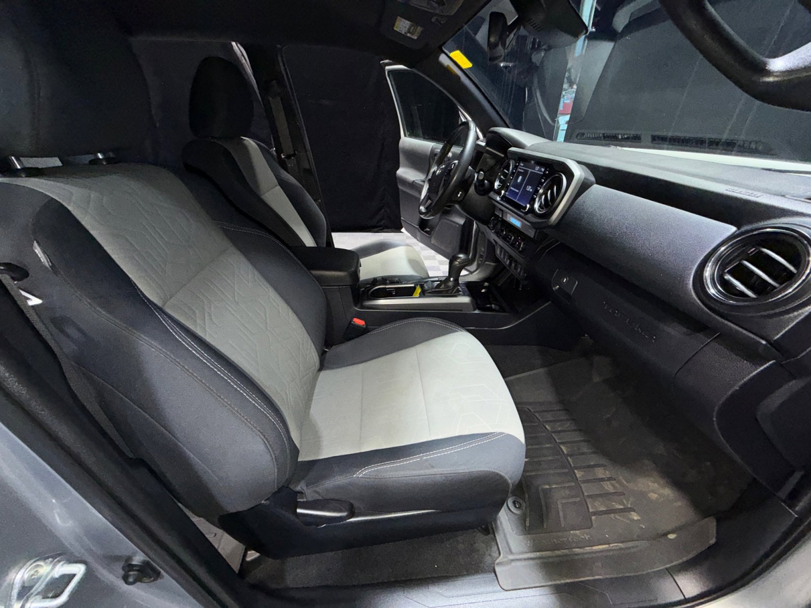 Used 2021 Toyota Tacoma TRD Off-Road w/ Technology Package image 19