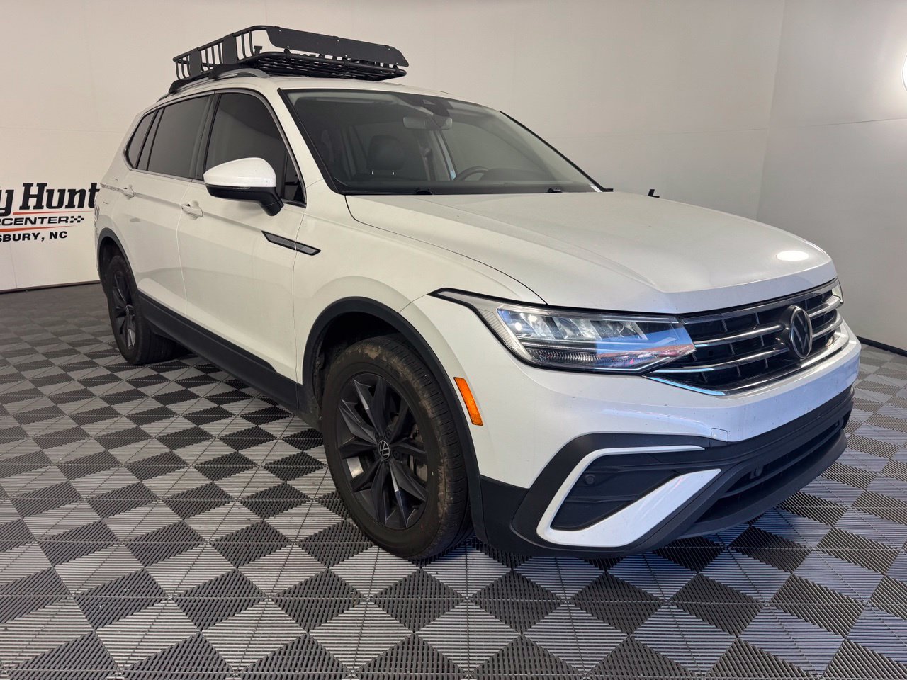 Used 2023 Volkswagen Tiguan SE w/ Panoramic Sunroof Package FWD image 6