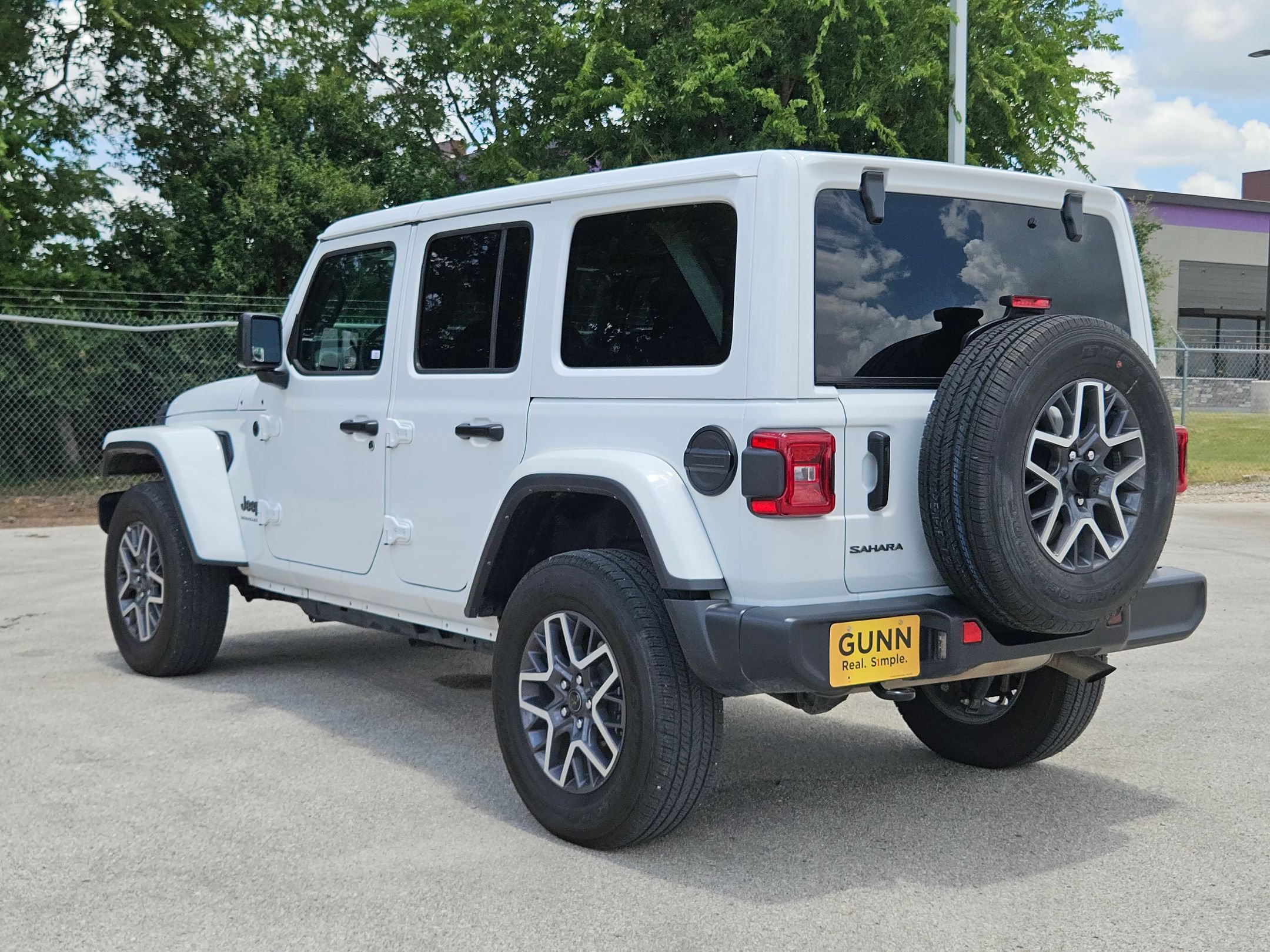 Used 2025 Jeep Wrangler Unlimited Sahara AWD/4WD image 5