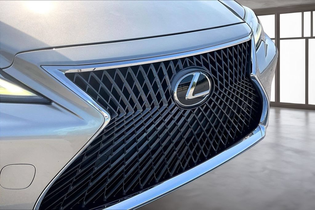 Used 2022 Lexus LS 500 w/ Accessory Package (Z2) RWD image 31