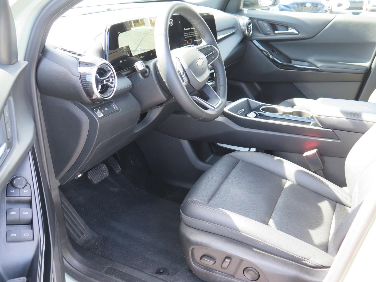 Used 2025 Chevrolet Equinox LT w/ Convenience Package II image 10