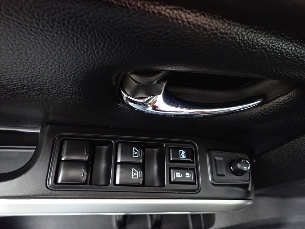 Used 2017 Nissan Titan SV RWD image 17