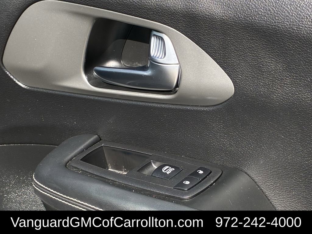 Used 2025 Chrysler Pacifica Select image 28