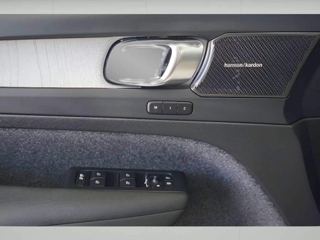 New 2025 Volvo XC40 B5 Ultra w/ Protection Package image 9