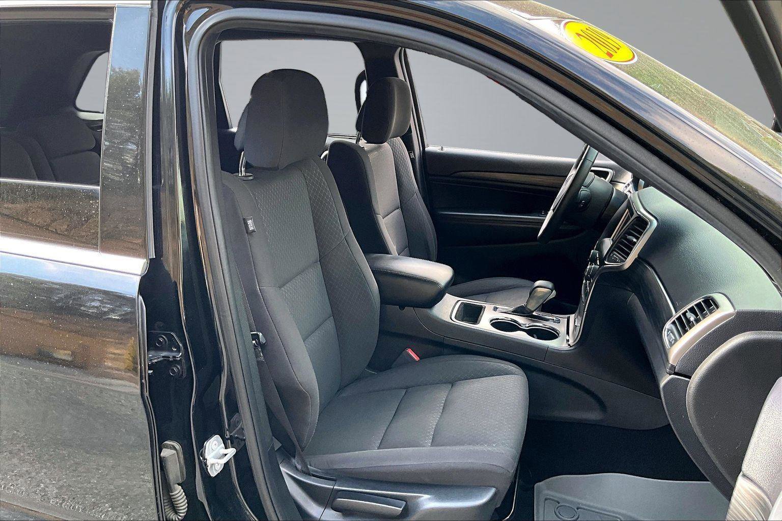 Used 2019 Jeep Grand Cherokee Laredo w/ Security & Convenience Group AWD/4WD image 9