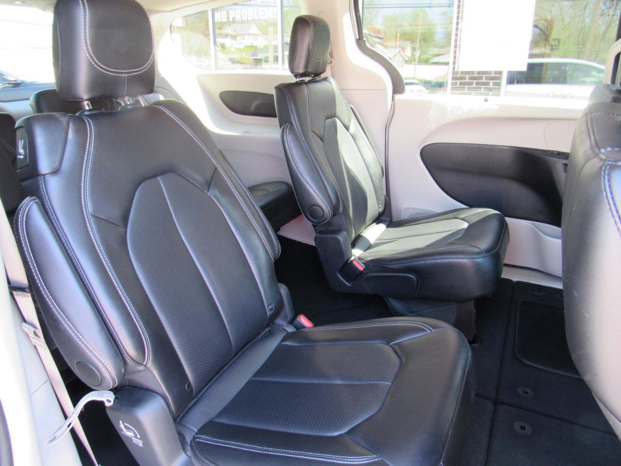 Used 2024 Chrysler Pacifica Touring-L FWD image 35