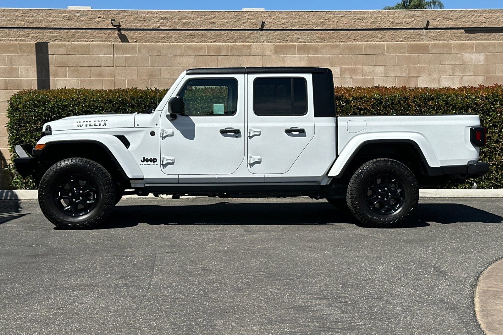 Used 2023 Jeep Gladiator Sport AWD/4WD image 7