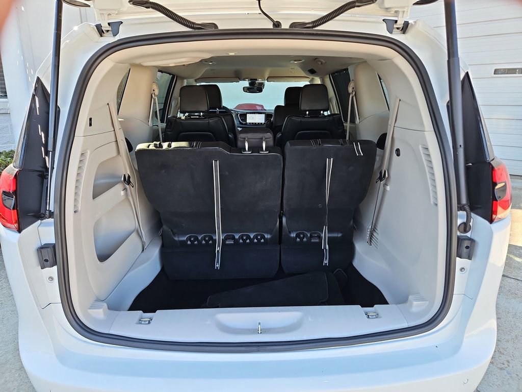 Used 2023 Chrysler Pacifica Touring-L image 31