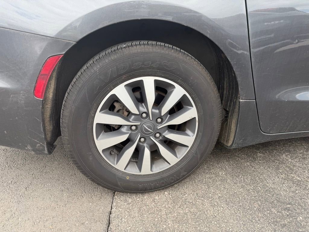 Used 2021 Chrysler Pacifica Touring-L FWD image 4