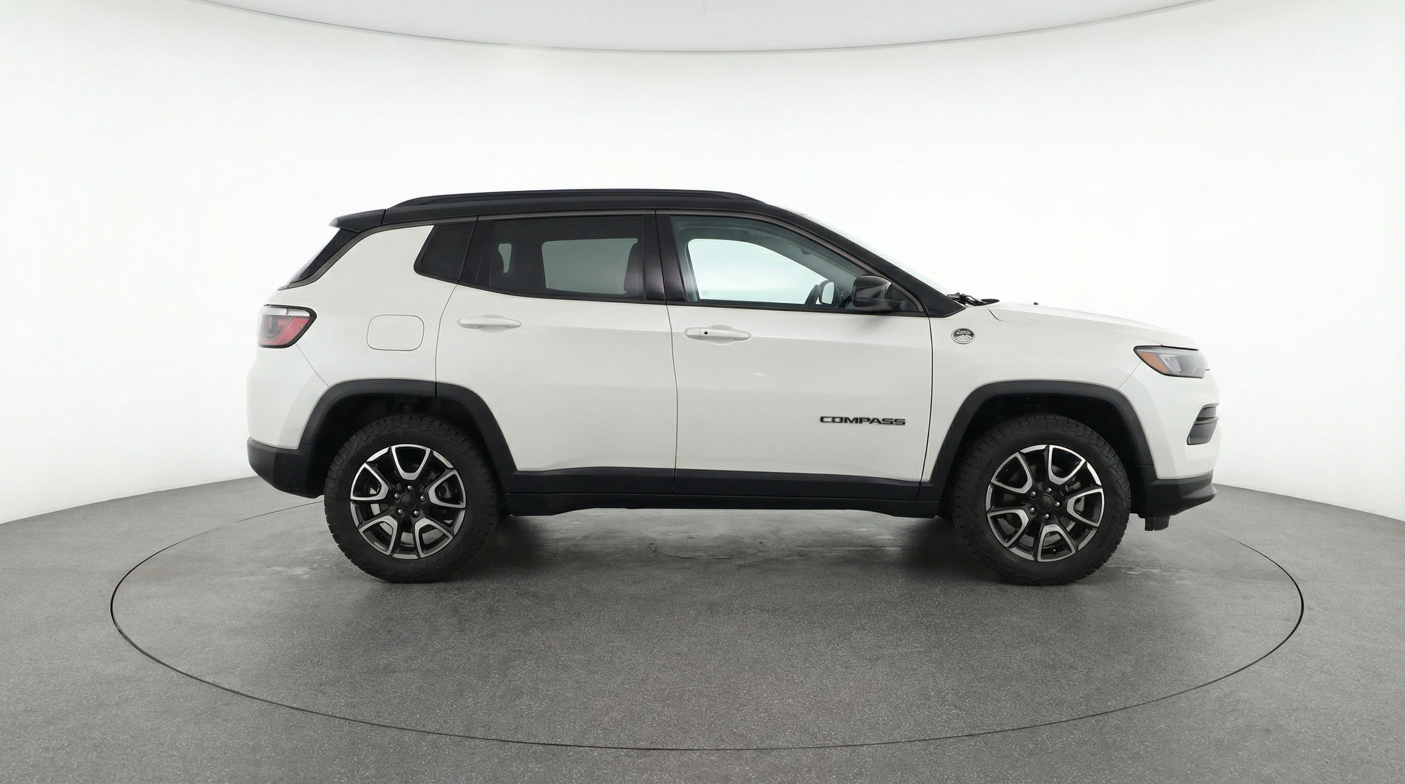 Used 2025 Jeep Compass Trailhawk AWD/4WD image 11