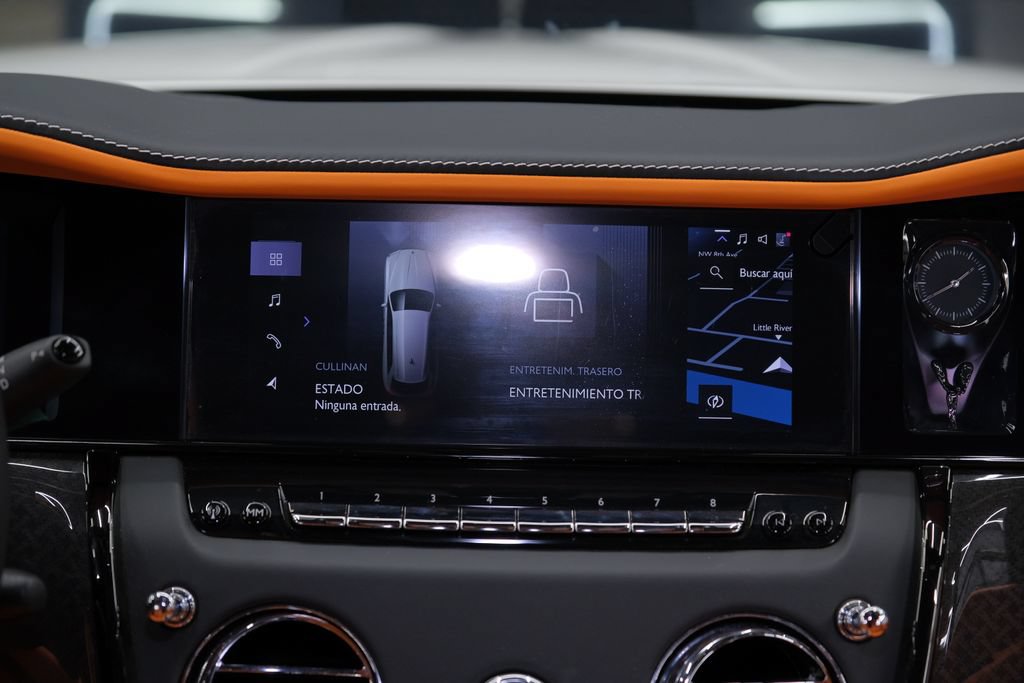 Used 2025 Rolls-Royce Cullinan Black Badge AWD/4WD image 52