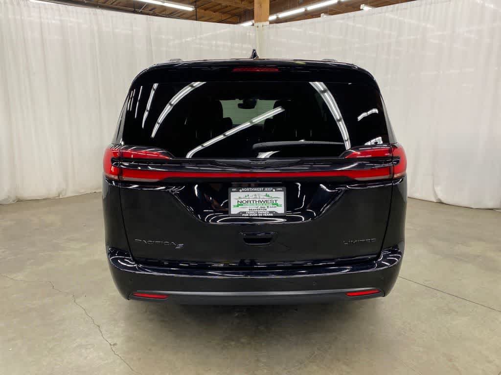 Used 2025 Chrysler Pacifica Limited FWD image 5