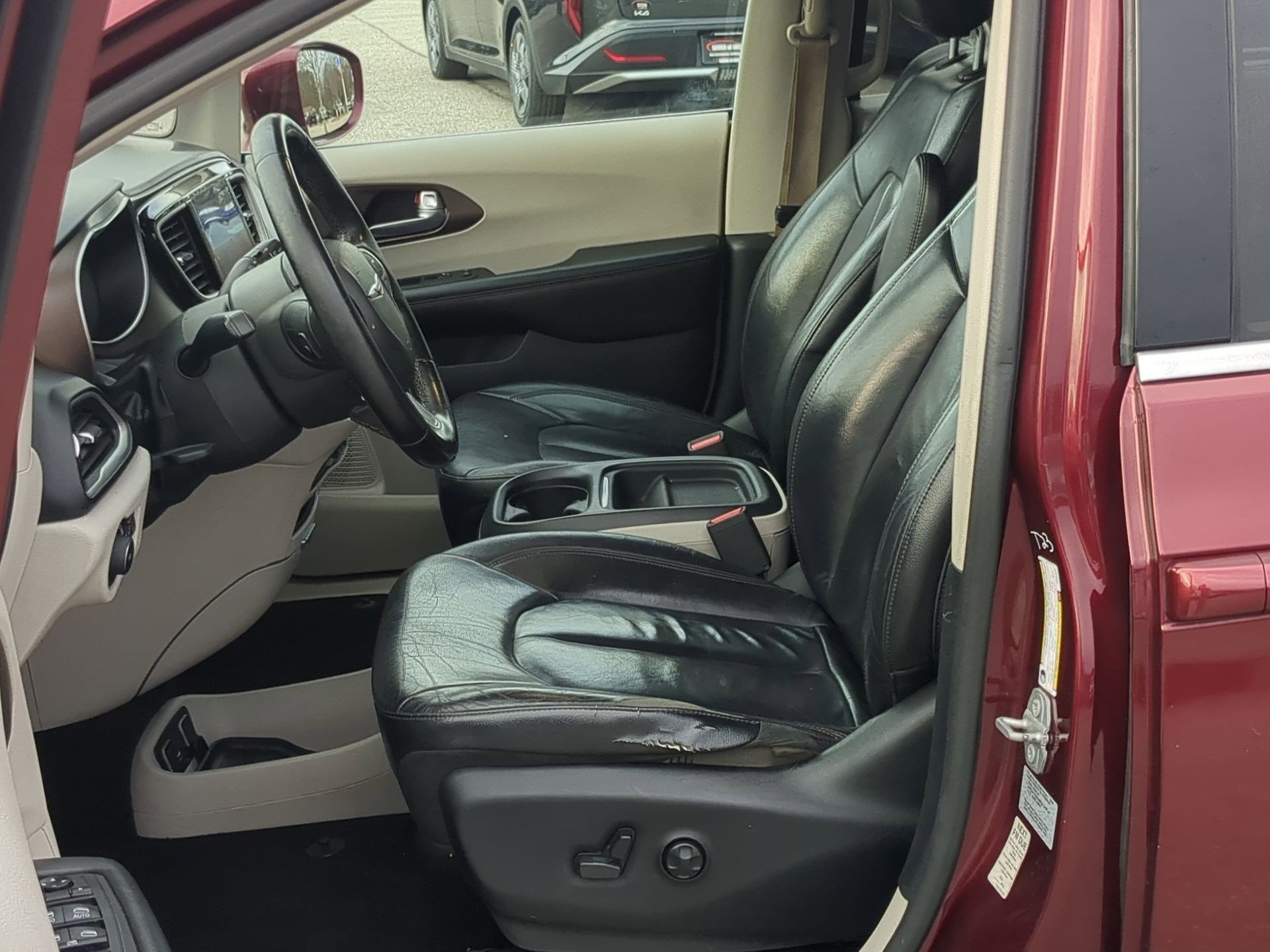 Used 2017 Chrysler Pacifica Touring-L image 11