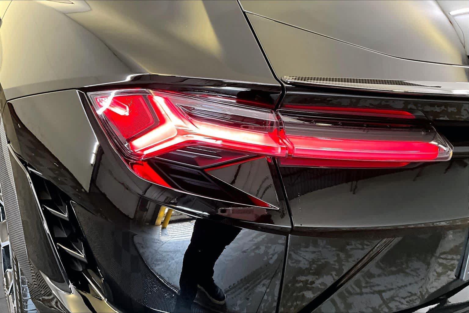 Used 2024 Lamborghini Urus Performante AWD/4WD image 27