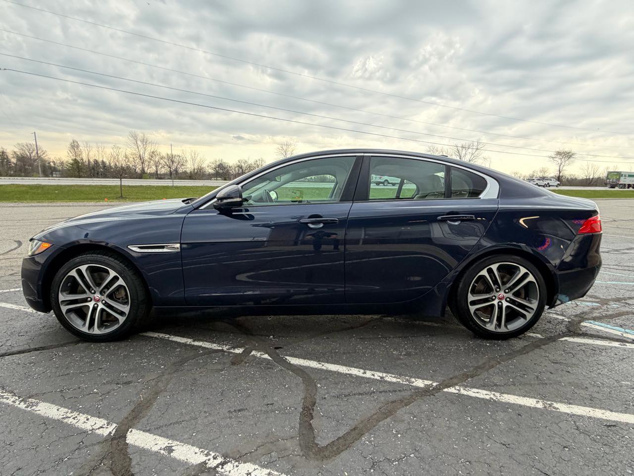 Used 2017 Jaguar XE Premium image 2