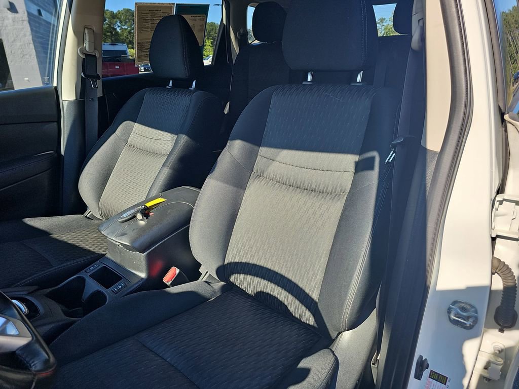 Used 2017 Nissan Rogue SV AWD/4WD image 16
