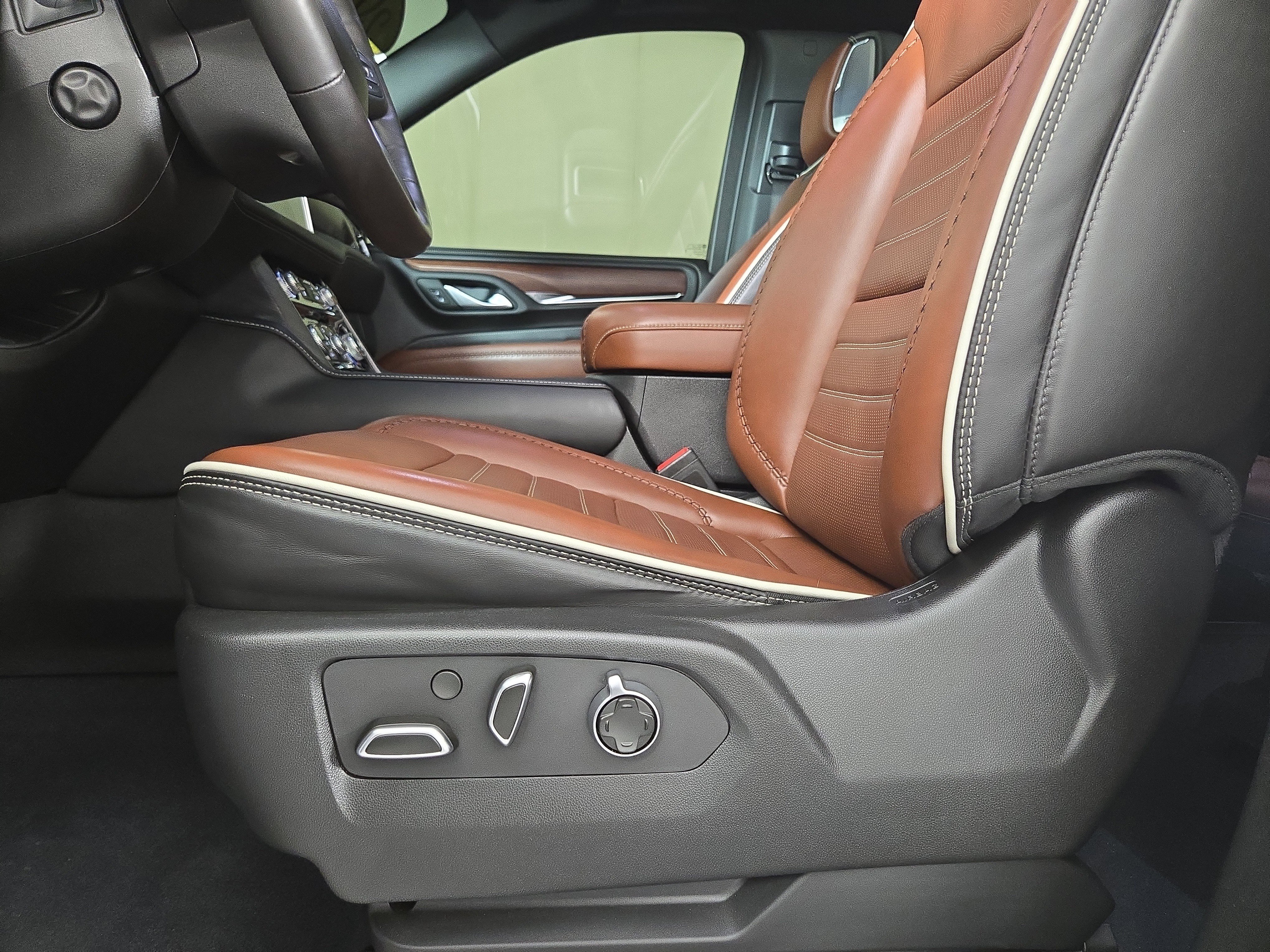 Used 2023 GMC Yukon XL Denali Ultimate AWD/4WD image 34