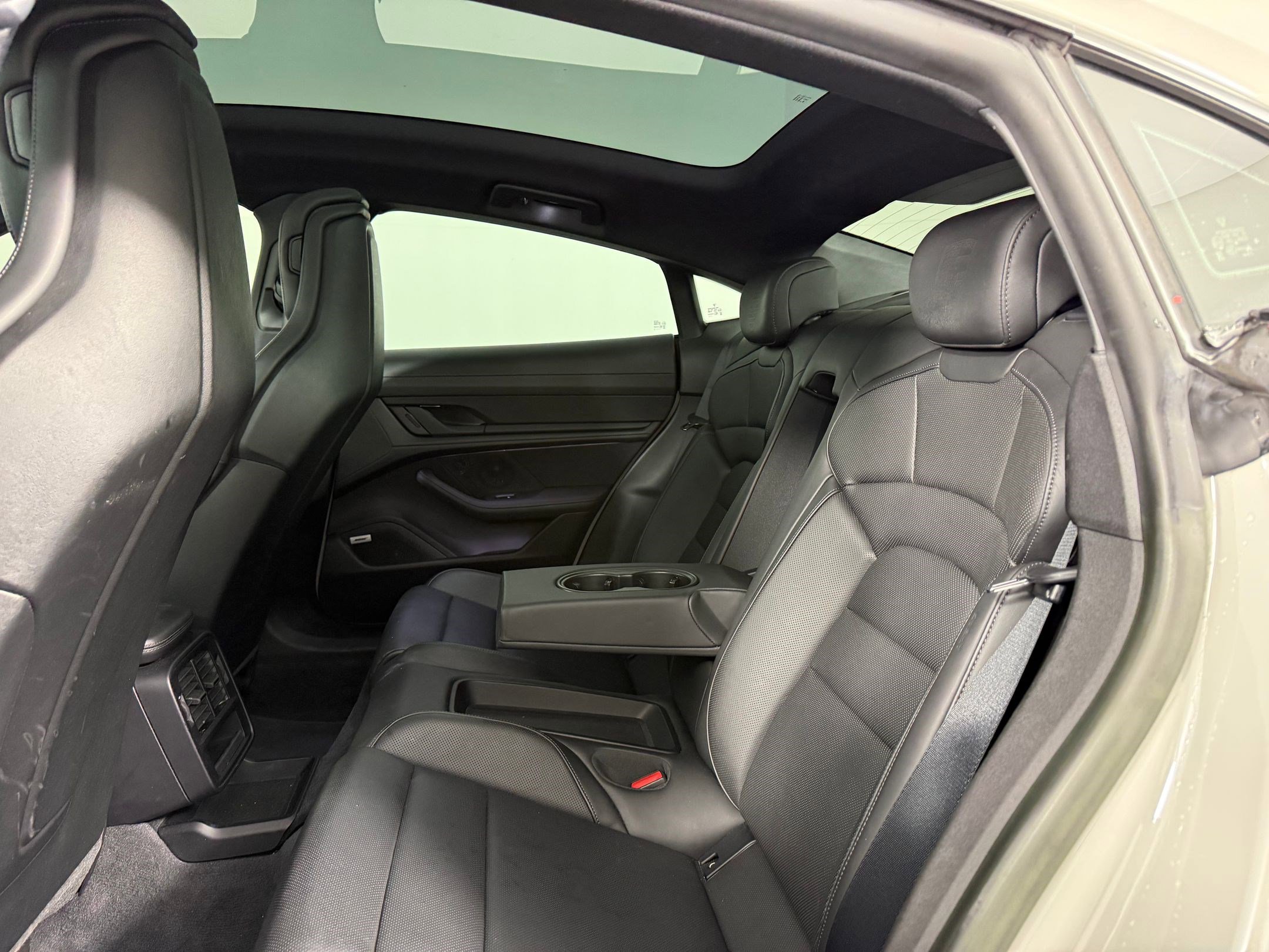 Used 2022 Porsche Taycan image 18