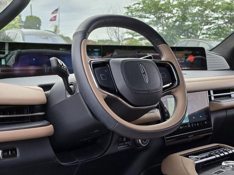 Used 2025 Lincoln Navigator L Black Label AWD/4WD image 12