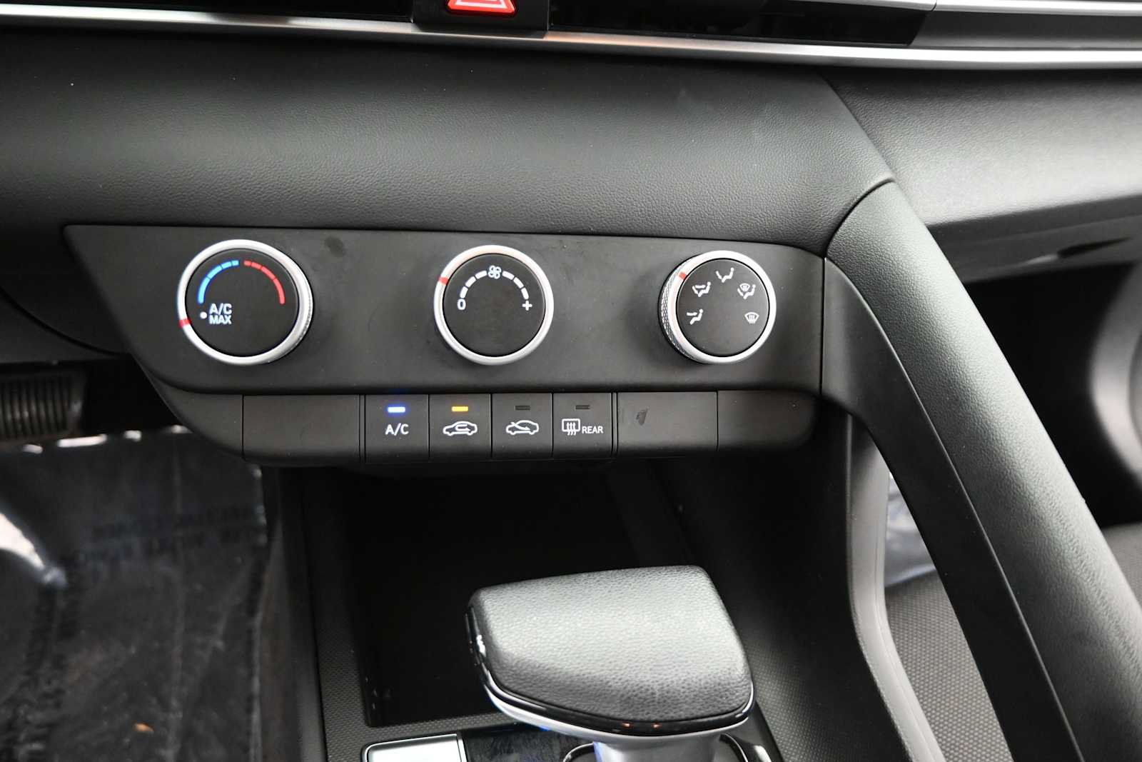 Used 2024 Hyundai Elantra SE FWD image 19