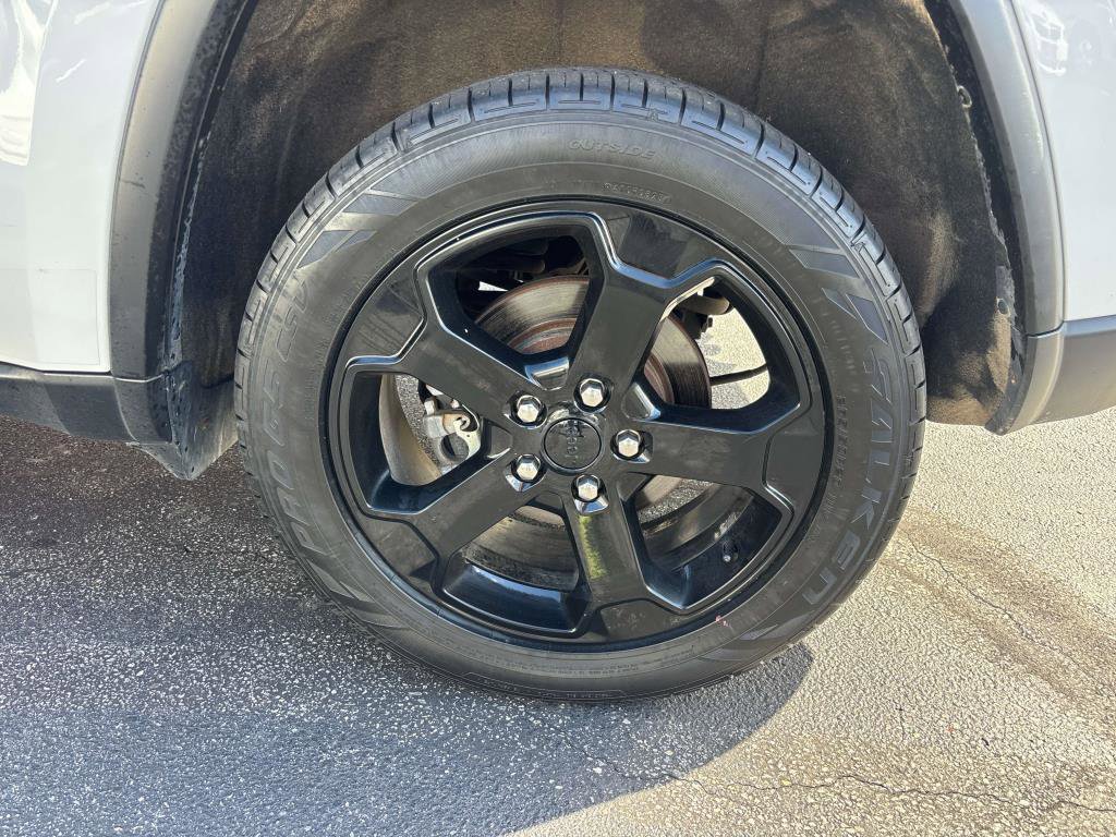 Used 2019 Jeep Grand Cherokee Laredo image 30