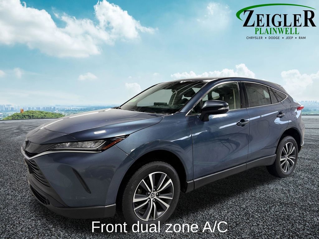 Used 2022 Toyota Venza LE image 2