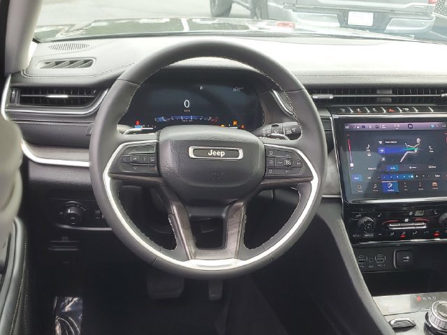 Used 2023 Jeep Grand Cherokee Limited w/ Luxury Tech Group II AWD/4WD image 14